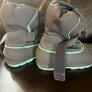 Girls Thermolite winter boots. GUC. Size 6. And pants Girls M